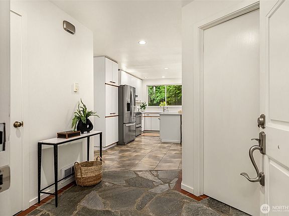 5th image of 9067 Hidden Cove Road NE