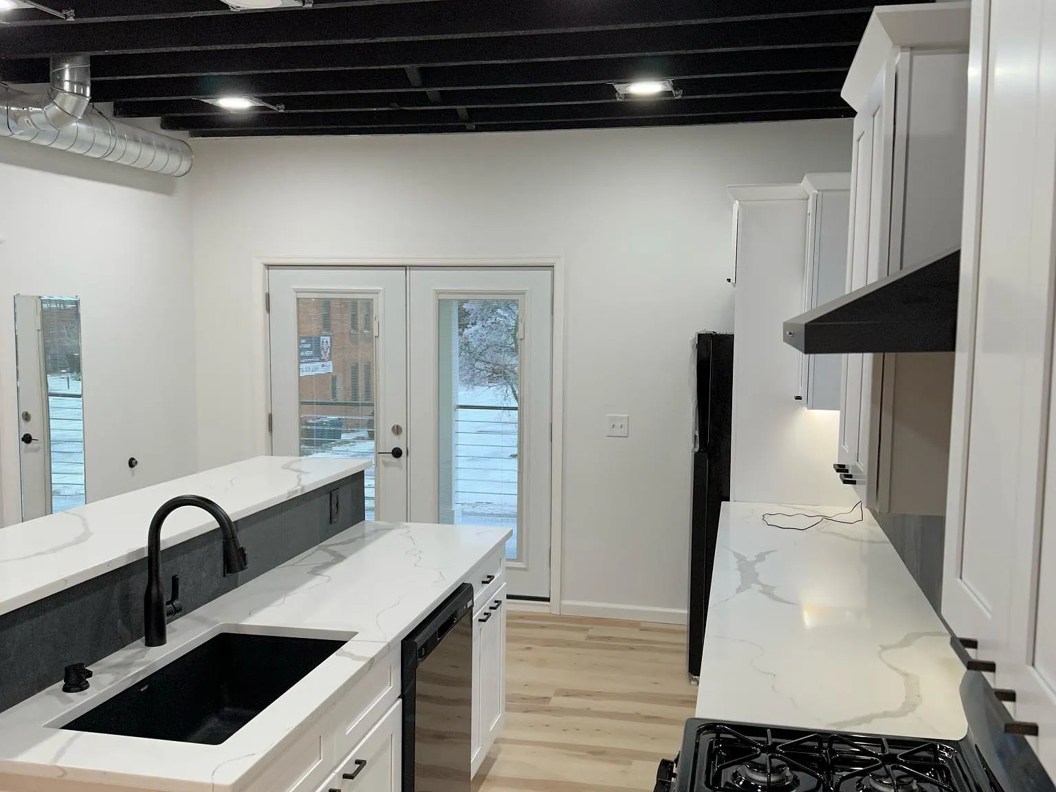 572 Niagara St — Photo 4