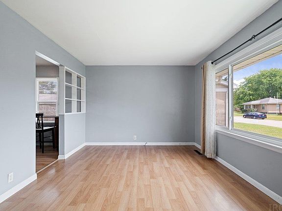 4th image of 3313 Hillcrest Ter