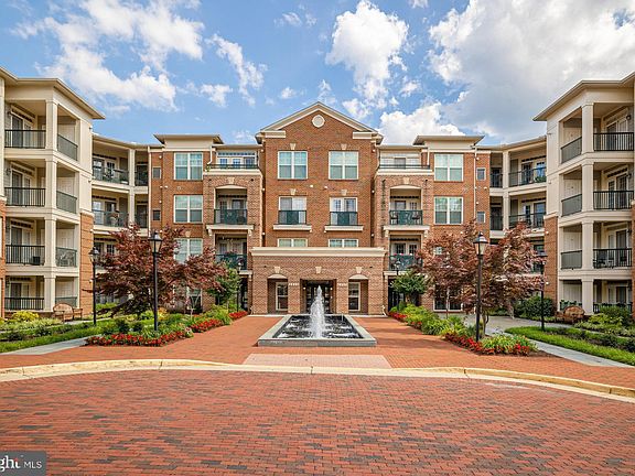 2nd image of 2901 Saintsbury Plz APT 401