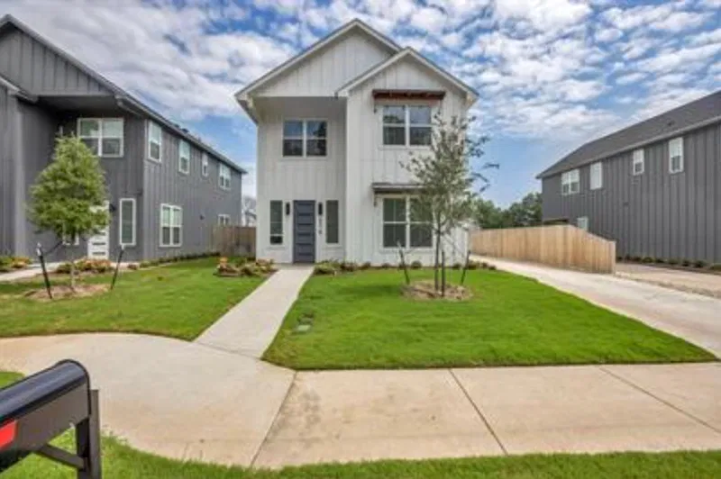 4 bed, 4.0 bath, 2100 sqft, $4,100 — Photo 1