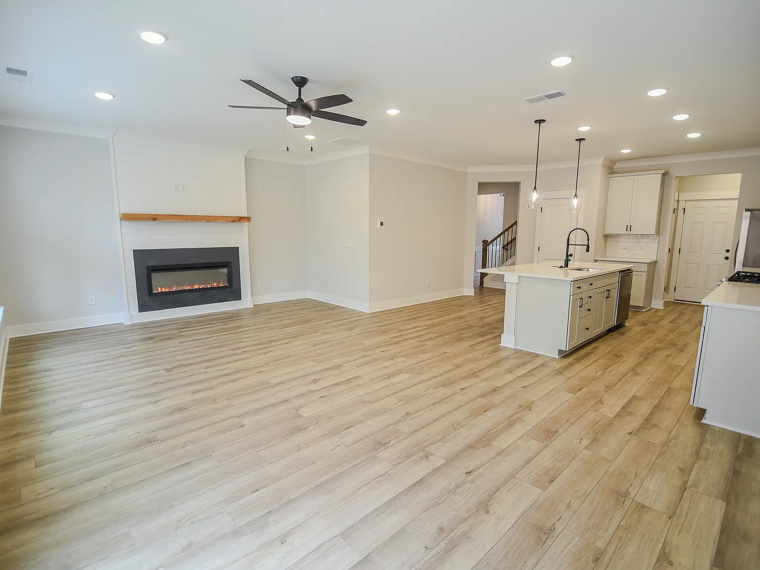 3 bed, 2062 sqft, $2,145 — Photo 4
