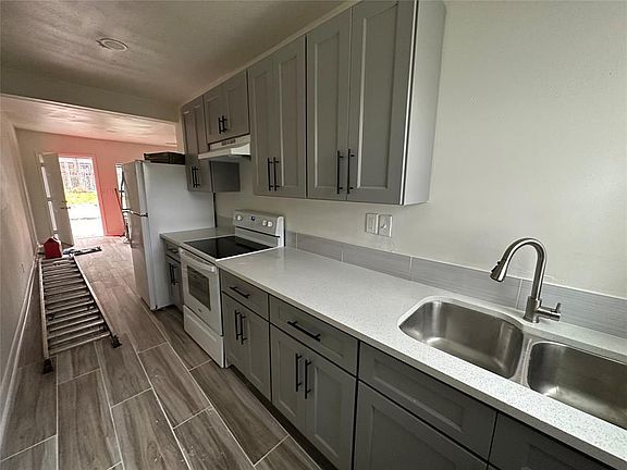 3rd image of 4419 Roseland St #2