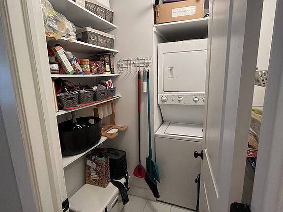 4th image of 4901 N Leavitt St #1B