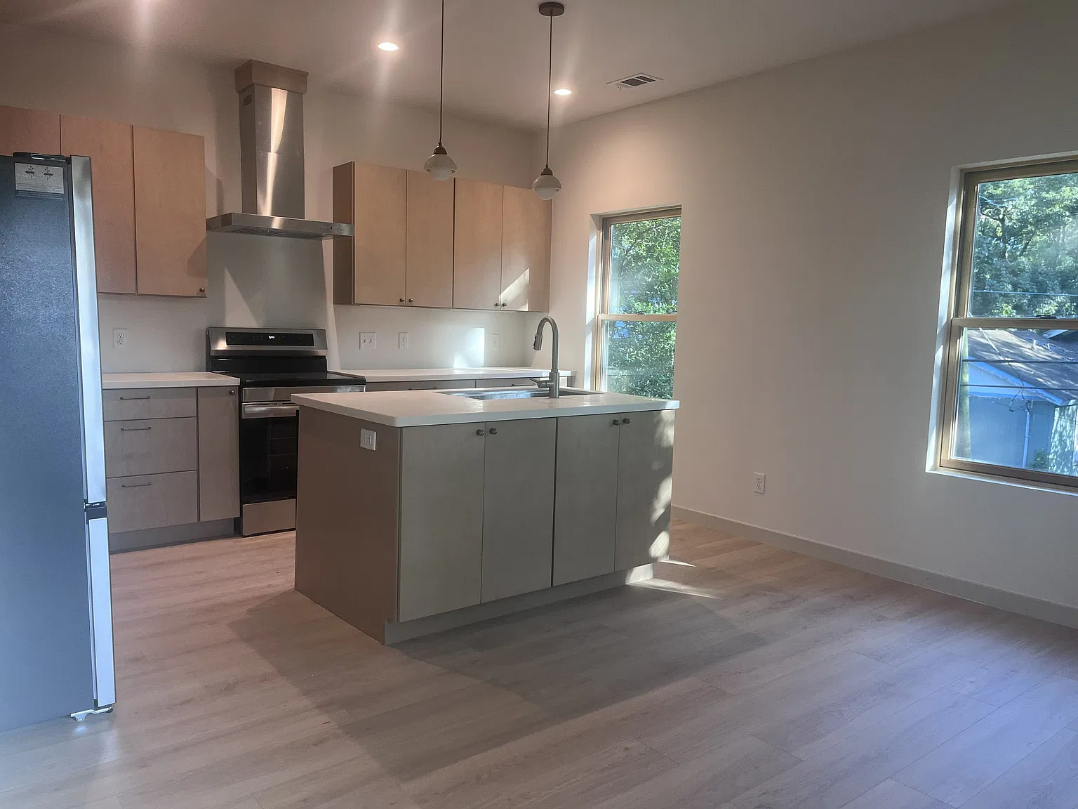 3 bed, 1100 sqft, $2,150 — Photo 4