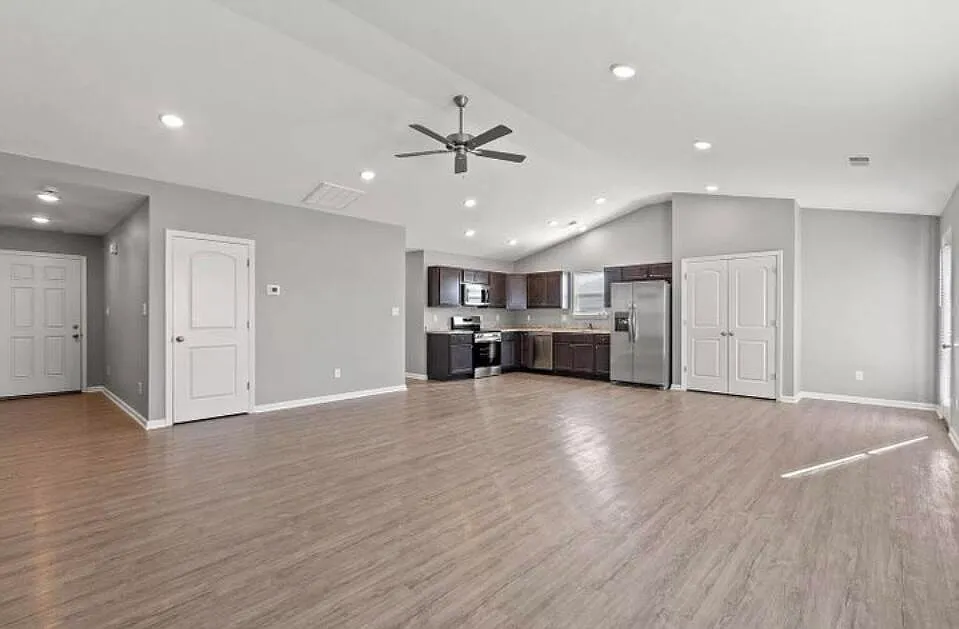 4 bed, 2.5 bath, 1625 sqft, $2,000 — Photo 4