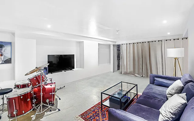 Rented by Keller Williams NYC | media 25