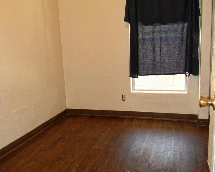 1827 Gardenia Ave #B — Photo 11