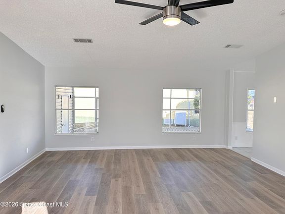 4th image of 606 Dolphin Cir