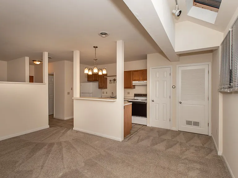 Walk to UC & UC Medical | 1BR/2BR Apartments — Photo 40