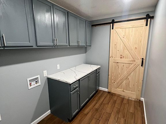 3rd image of 4086 Royalcrest Dr