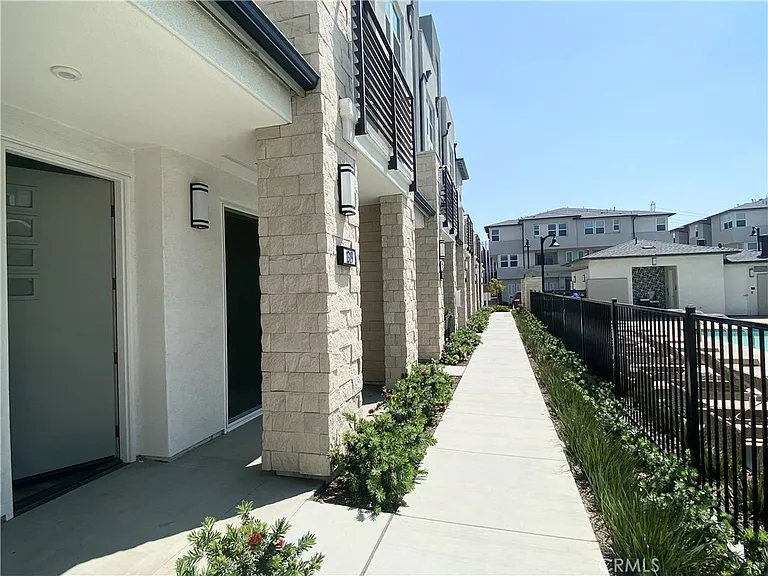 1319 W Cara Dr — Photo 2