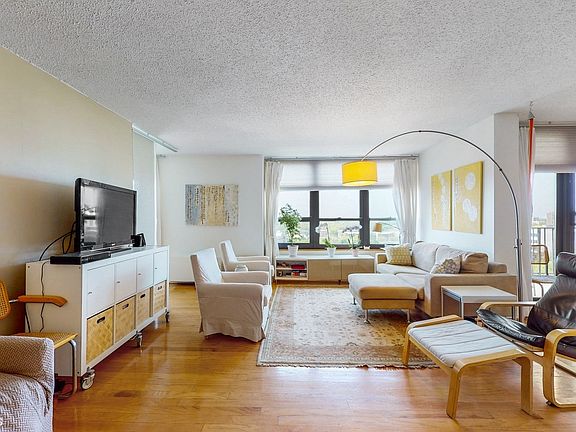 4th image of 5471 S Hyde Park Blvd APT 12B