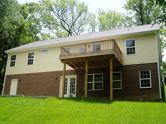Large Deck, walkout basement,outside enty to garage