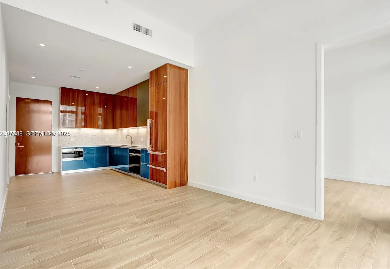 2 bed, 2.0 bath, 846 sqft, $9,500 — Photo 3