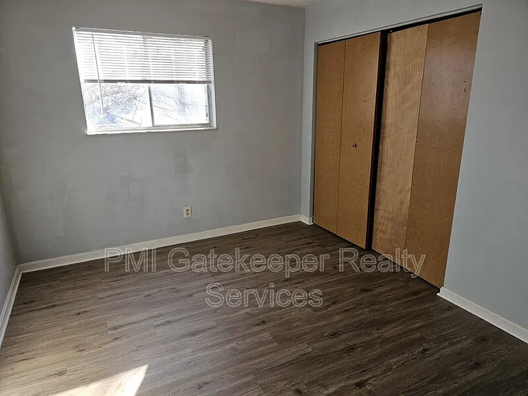 1735 Mills Ave — Photo 12