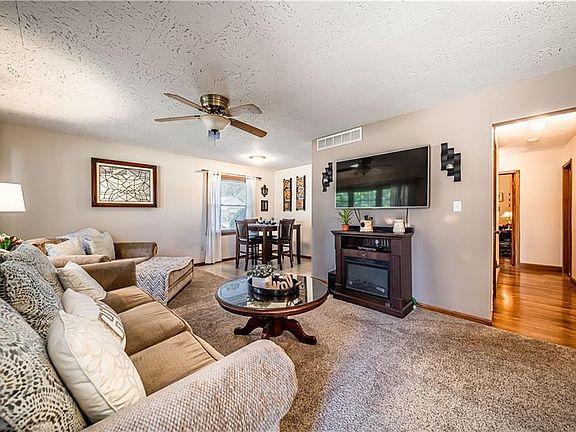 3rd image of 31715 Royalview Dr