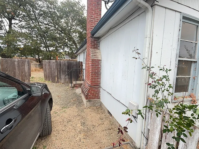 577 NW T St — Photo 18