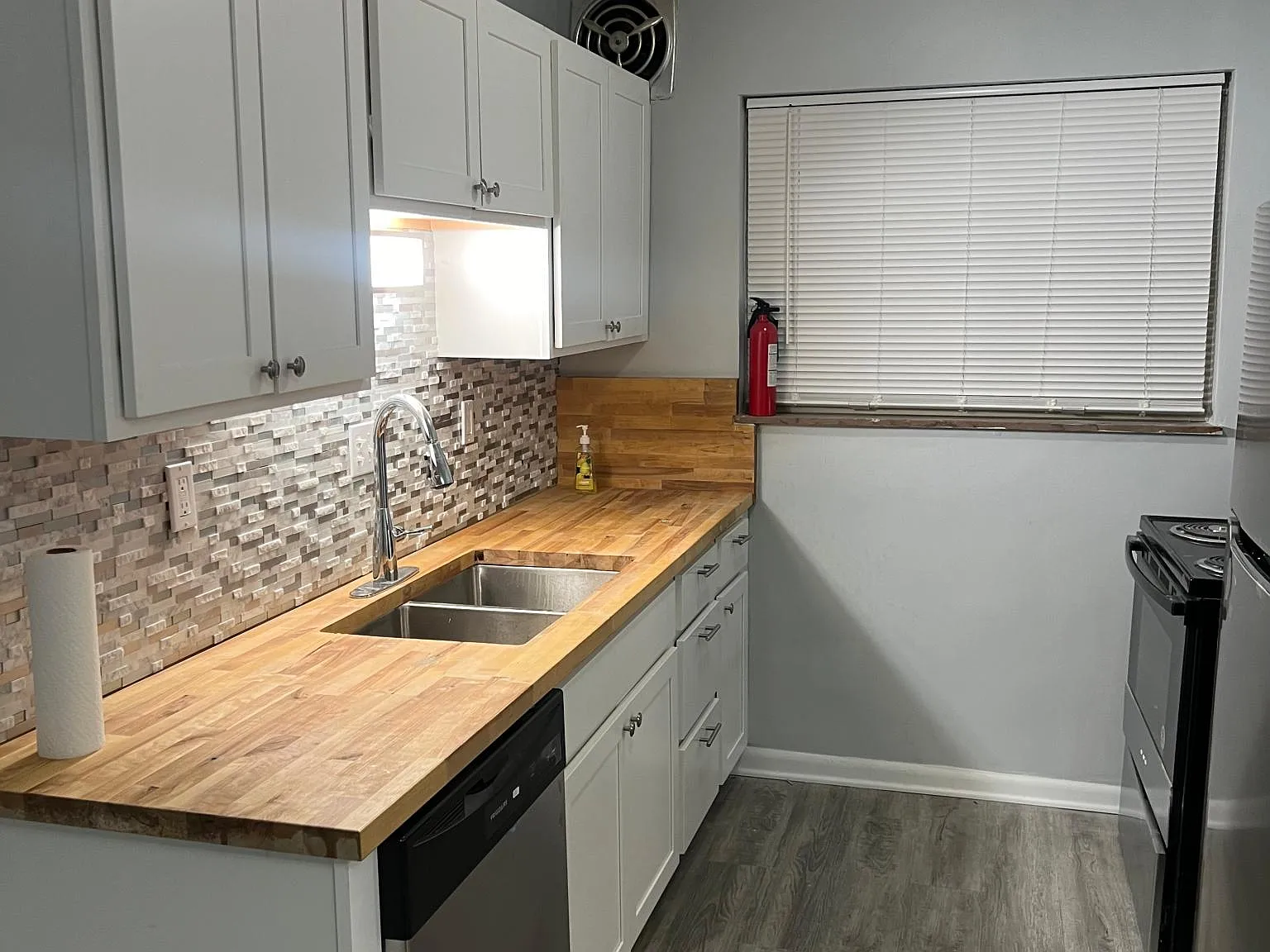 2 bed, 900 sqft, $1,350 — Photo 2