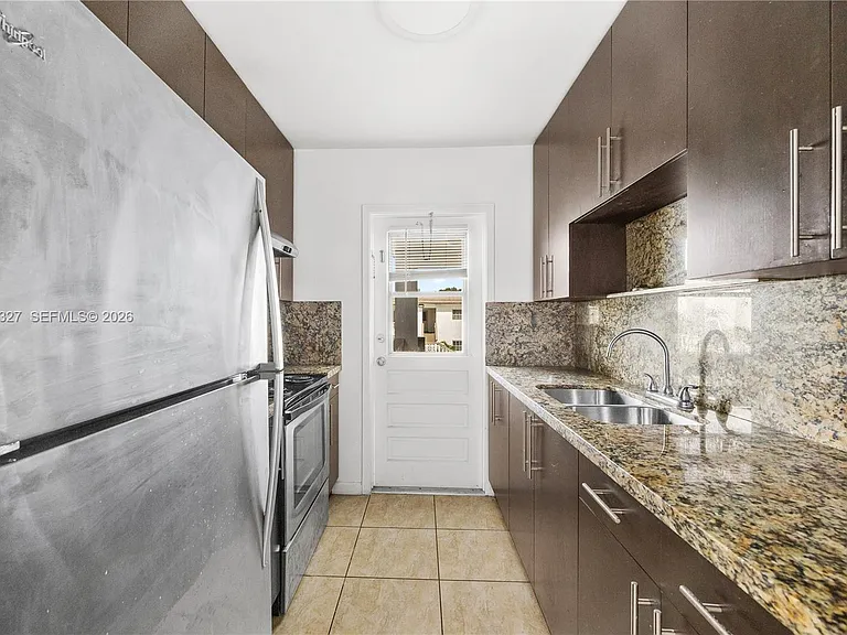 5420 Hollywood Blvd #202 — Photo 3