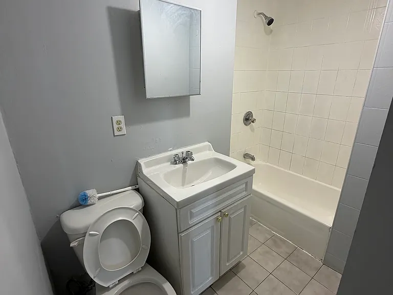 164 Waverly St #2L — Photo 6
