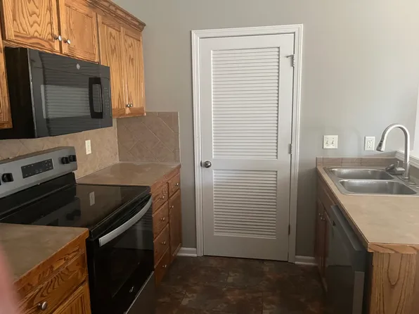 15963 S Crestview Dr, Olathe, KS 66062