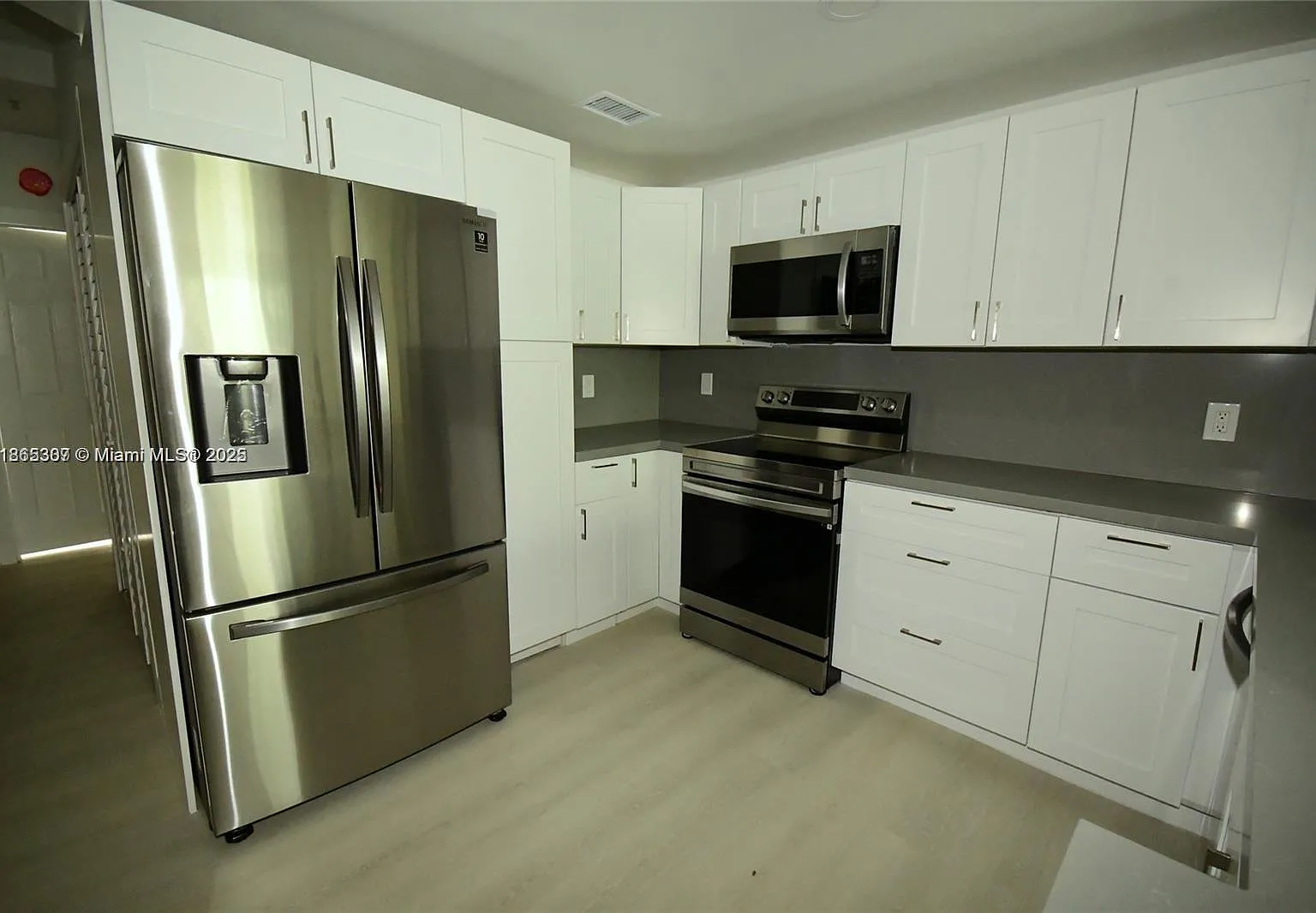 781 SW 148th Ave — Photo 3