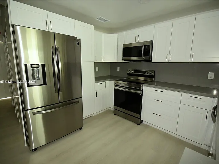 781 SW 148th Ave — Photo 3