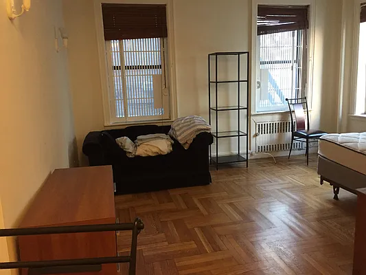 Rented by Salon Realty Corp | media 20