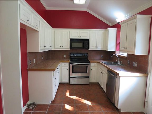 2nd image of 711 Kiowa Dr E