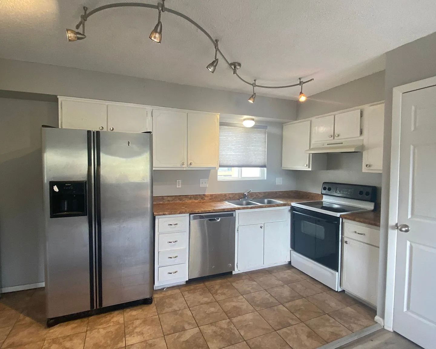 2030 W Yampa St — Photo 2
