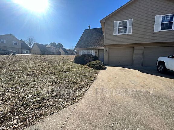 2nd image of 810 SW Pinebrook Village Dr