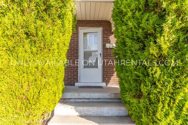 2 bed, 1.0 bath, 1372 sqft, $1,750 — Photo 2