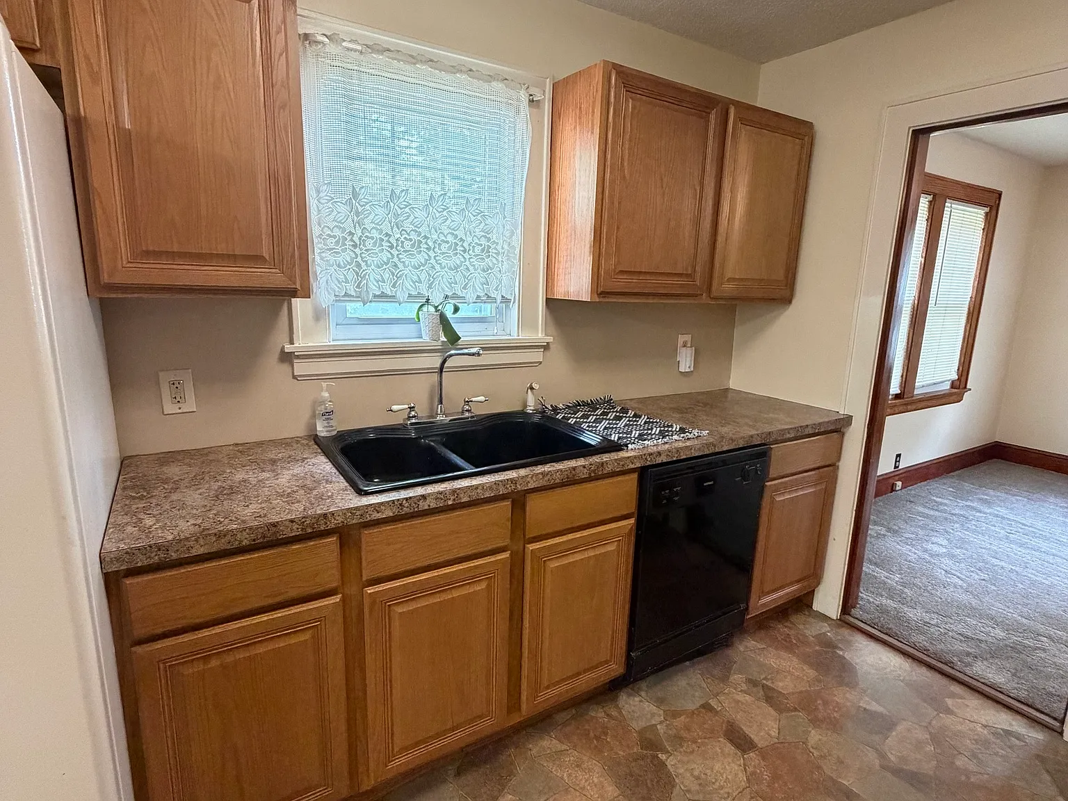 2 bed, 1.0 bath, 2936 sqft, $1,600 — Photo 4