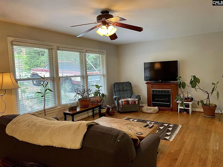 1522 Bradley Dr — Photo 5