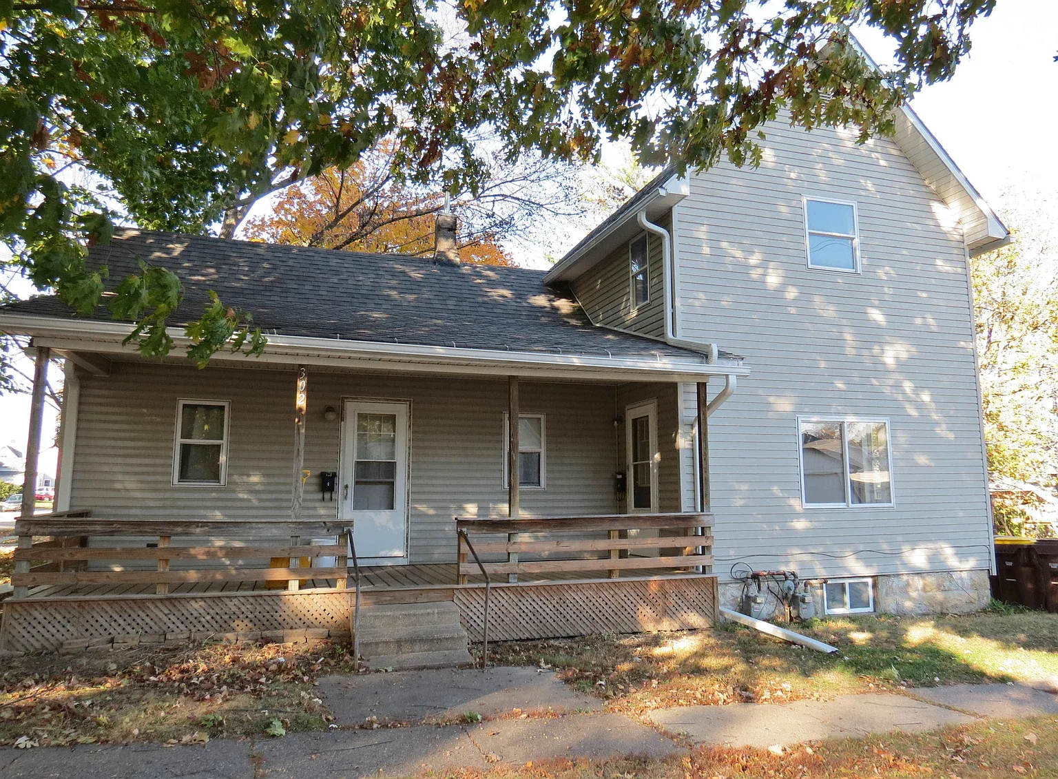 302 E Maple St photo 1