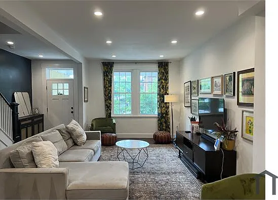 4 bed, 2400 sqft, $6,000 — Photo 2