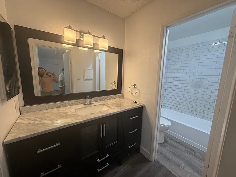 1420 North Mansfield Avenue - 205 — Photo 11