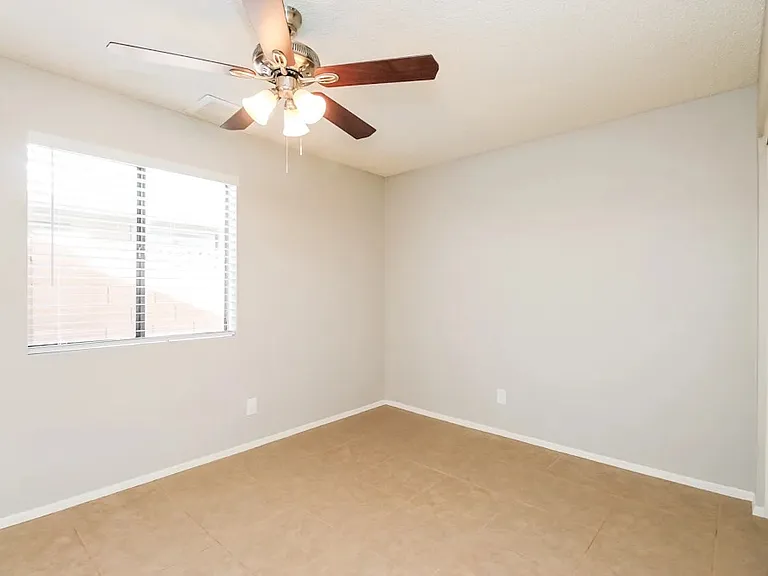 1702 N Pleasant Dr — Photo 9