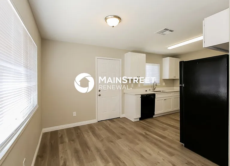 2308 Revere St — Photo 4