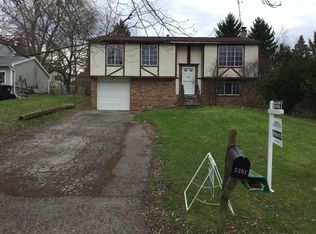 3301 Foxglove Ct, Walworth, NY 14568