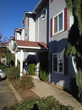 Lorence Court — Photo 2