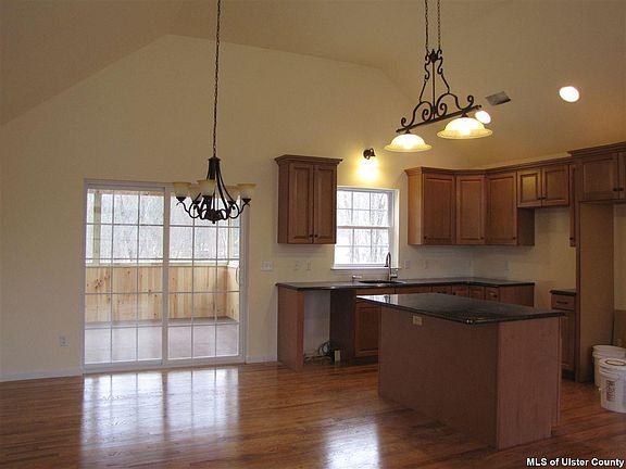 5th image of 15 Baird Ct