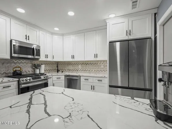 701 Zlotkin Cir APT 2, Freehold, NJ 07728
