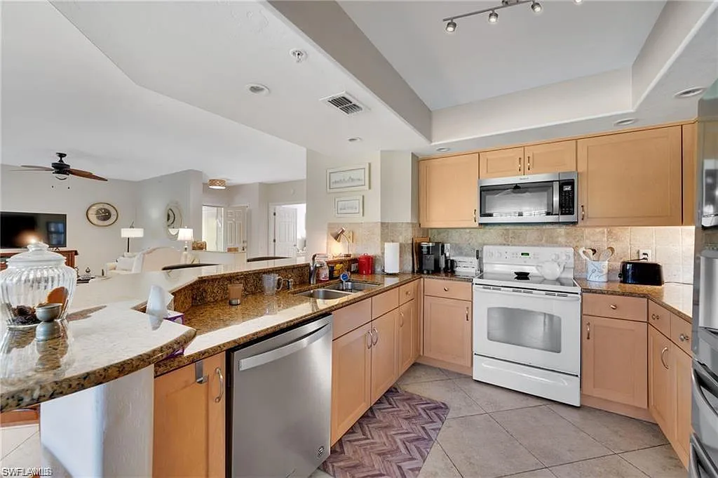 2 bed, 2.0 bath, 1446 sqft, $6,000 — Photo 4