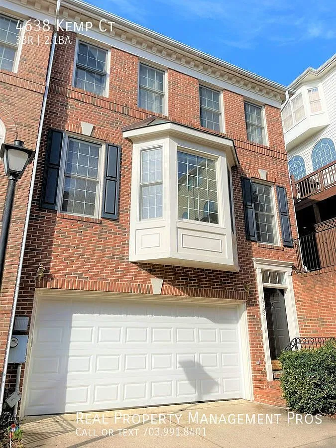 Massive 3 Bed/2.5 Bath 2 Garage (Ev Charger) 2100+ Square Feet End Unit Th — Photo 1