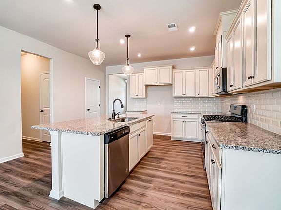 Photo representation of the Harrison plan. Colors, finishes and options will vary.