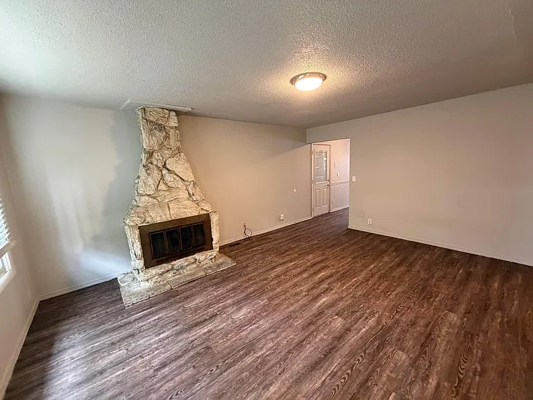 1612 Crestview Dr — Photo 8