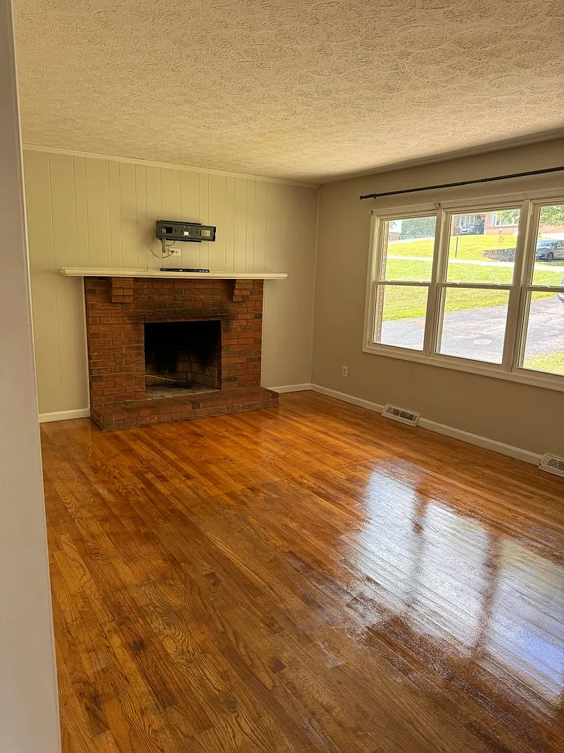 3 Bedroom || 3 Bathroom Home with Finished Basement — Photo 2