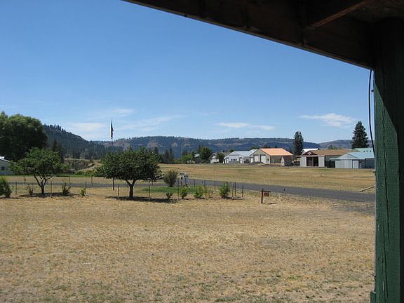 3rd image of 314 E Airport Loop
